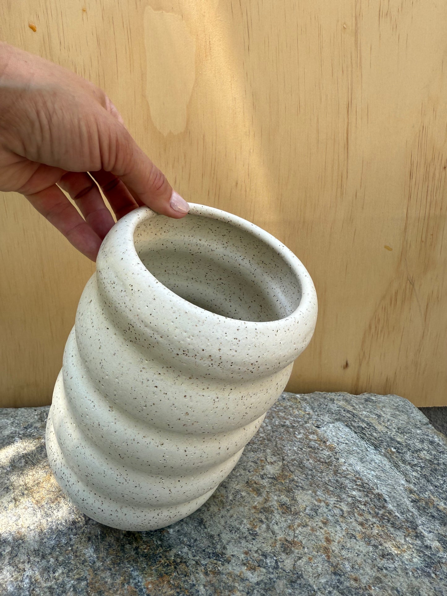 Wavy Vase in Speckled Cream