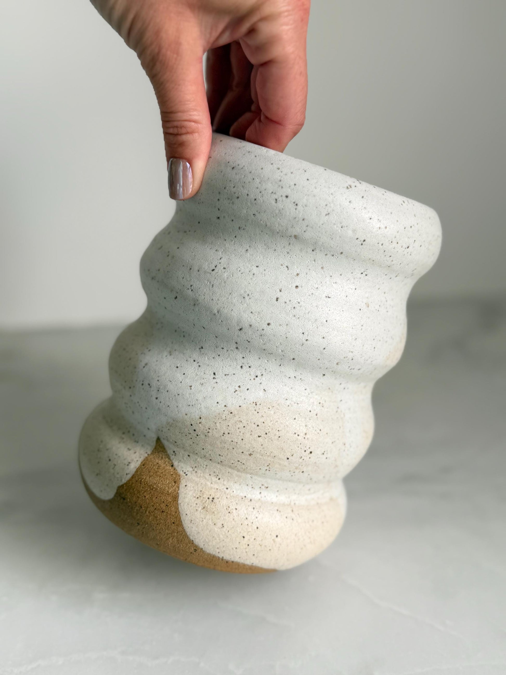 Wavy Vase - Speckled White