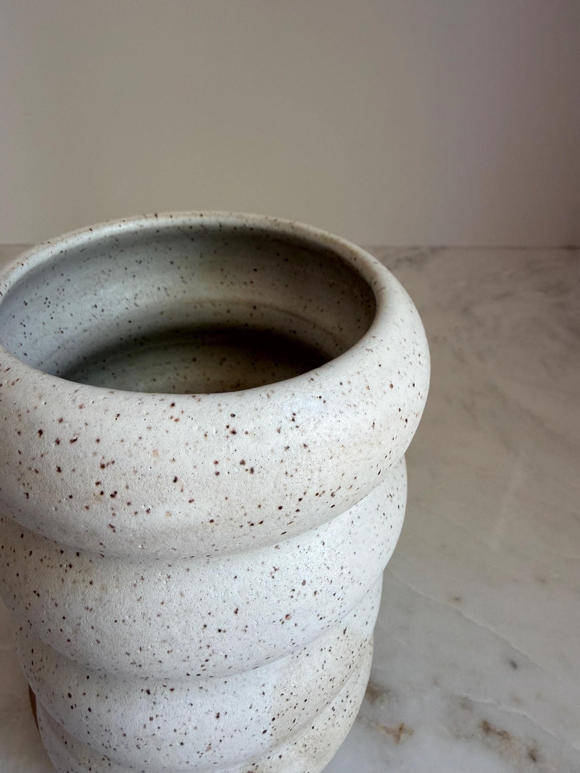 Wavy Vase - Speckled White